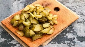 Салат из маринованных огурцов с луком