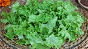 Салат с бархатцами и семечками
