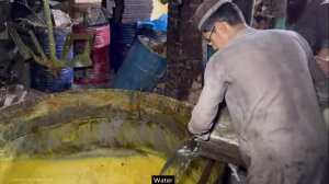 Производство хозяйственного мыла в Индии.