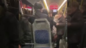 Пенсионерка опрокинула подростка с сидячего места