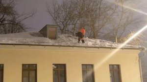 Очистка кровли от снега в Москве