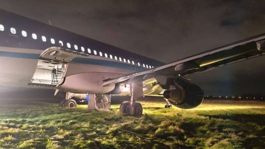 Аварийная посадка самолета в Петербурге. Что известно