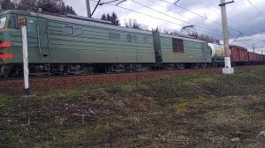 Электровоз ВЛ10-1043 с грузовым поездом