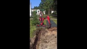 а23м на участке_ копает траншею