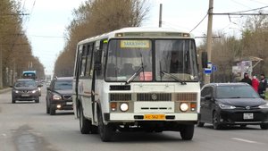 Заказной автобус ПАЗ-4234 № КЕ 562 66 следует по проспекту Космонавтов