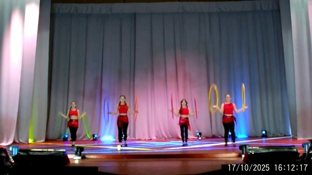 Цирковой коллектив "Радуга" - Игра с обручами смотреть онлайн