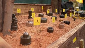 Репортаж из специального центра в Донбассе, где военных учат тонкостям саперного дела