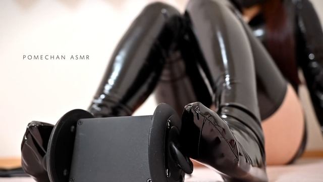 【ASMR/実写】レザースーツでギチギチ耳塞ぎ×眠気を誘うスクラッチ💜 [POMEchan]