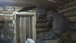 ИЗБА В ТАЙГЕ УКРЫЛА ОТ СИЛЬНОГО ДОЖДЯ. ЖИЗНЬ И ПОВСЕДНЕВНЫЕ ХЛОПОТЫ. В ЭТОЙ ИЗБЕ КАК ДОМА.