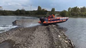 Езда по берегу на надувной лодке 2