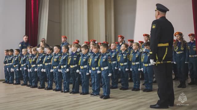 Самые юные спасатели: в Севастополе более 60-ти ребят принесли клятву кадет МЧС России смотреть онлайн