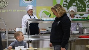 Мэр Корсаковского муниципального округа Наталия Куприна оценила качество питания в школе № 1