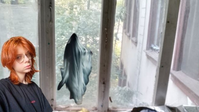 Мари исследует заброшенные двухэтажные дома