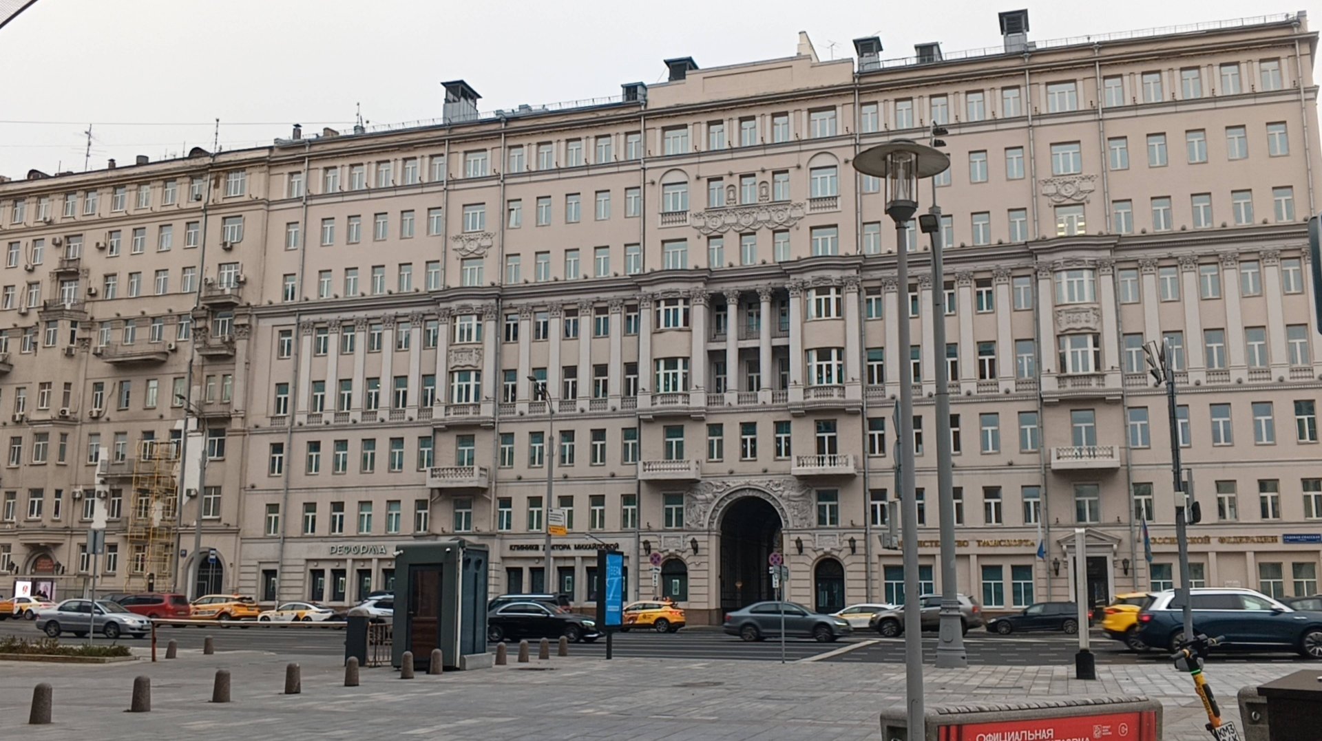 Прогулки по Москве. Небоскреб с бутафорскими окнами. смотреть онлайн