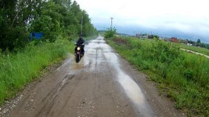 Гоню по лужам. (камера впереди)