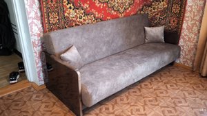 Восстановление и перетяжка современным велюром старого Советского дивана.