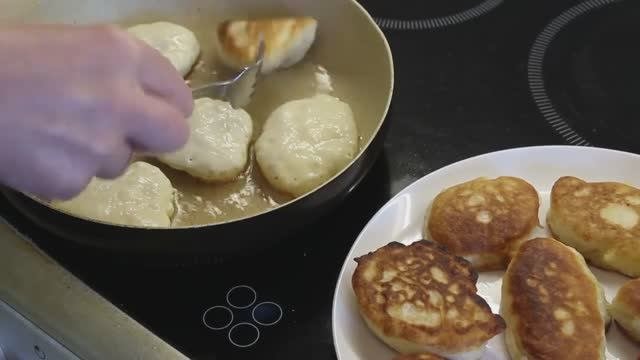 Пышные оладьи  на кефире - простой рецепт!