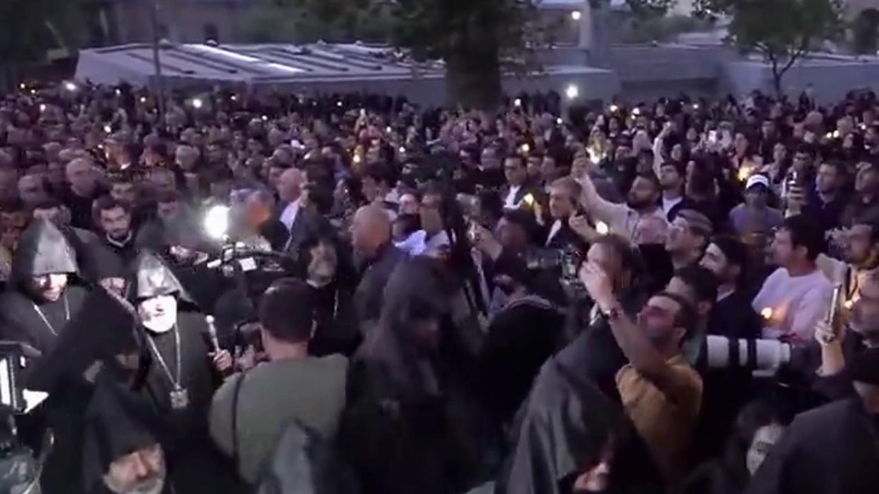 В Армении сторонники бизнесмена С. Карапетяна собрались на литургию в поддержку апостольской церкви.