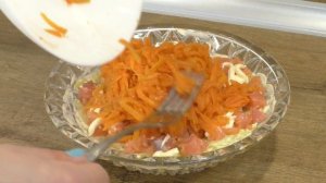 Вкусный и необычный салат с красной рыбой на праздничный стол.