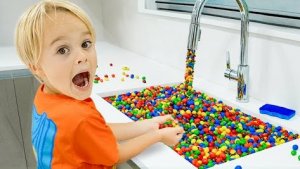 Крис играет с волшебным краном и игрушками!