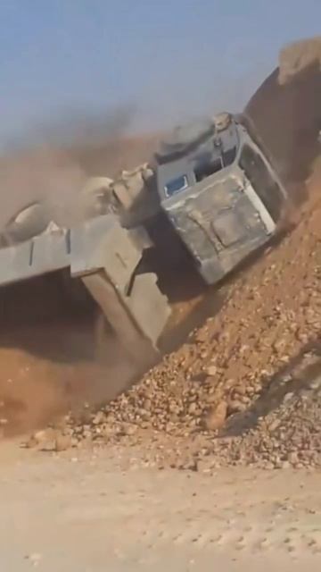 Грузовик слишком близко подъехал к краю trucks112