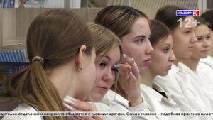 Десятки мальчишек и девчонок в белых халатах собрались в школе № 21