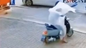 На видео попало нападение призрака на мопедиста 😱😁😁