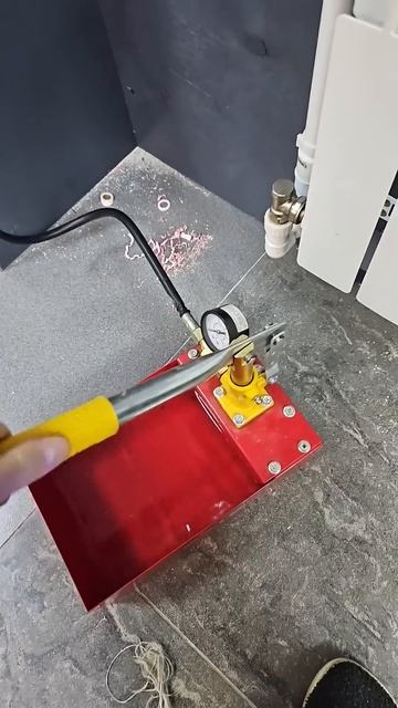 Ручной опрессовщик для отопления легко и просто!