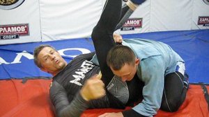 2017 год. Удушение ногой и отворотом при контроле плеча.