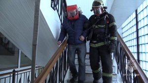 Абаканские пожарные провели учения с эвакуацией в административном здании