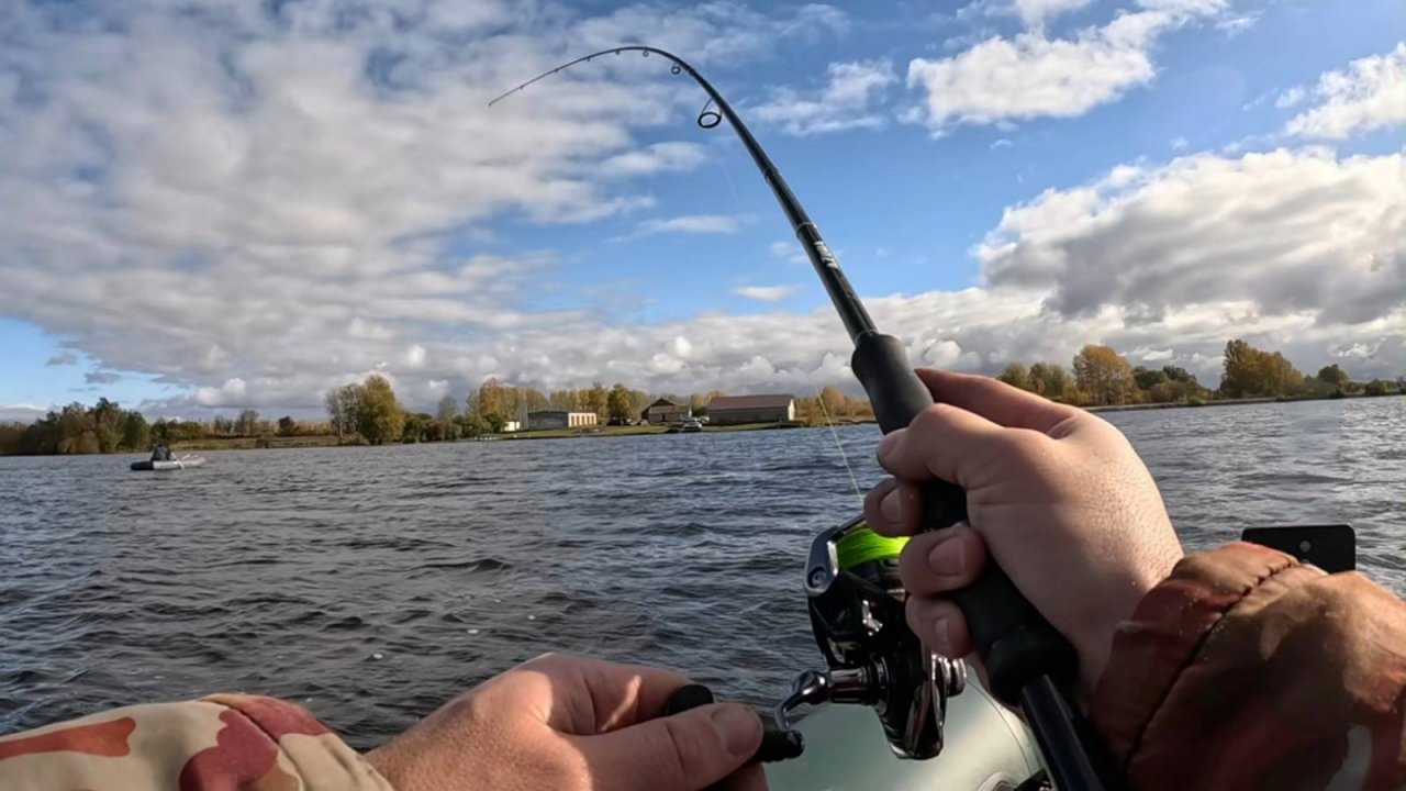 ПОДЦЕПИЛ КОКОГО-ТО МОНСТРА!! Рыбалка осенью на спиннинг смотреть онлайн