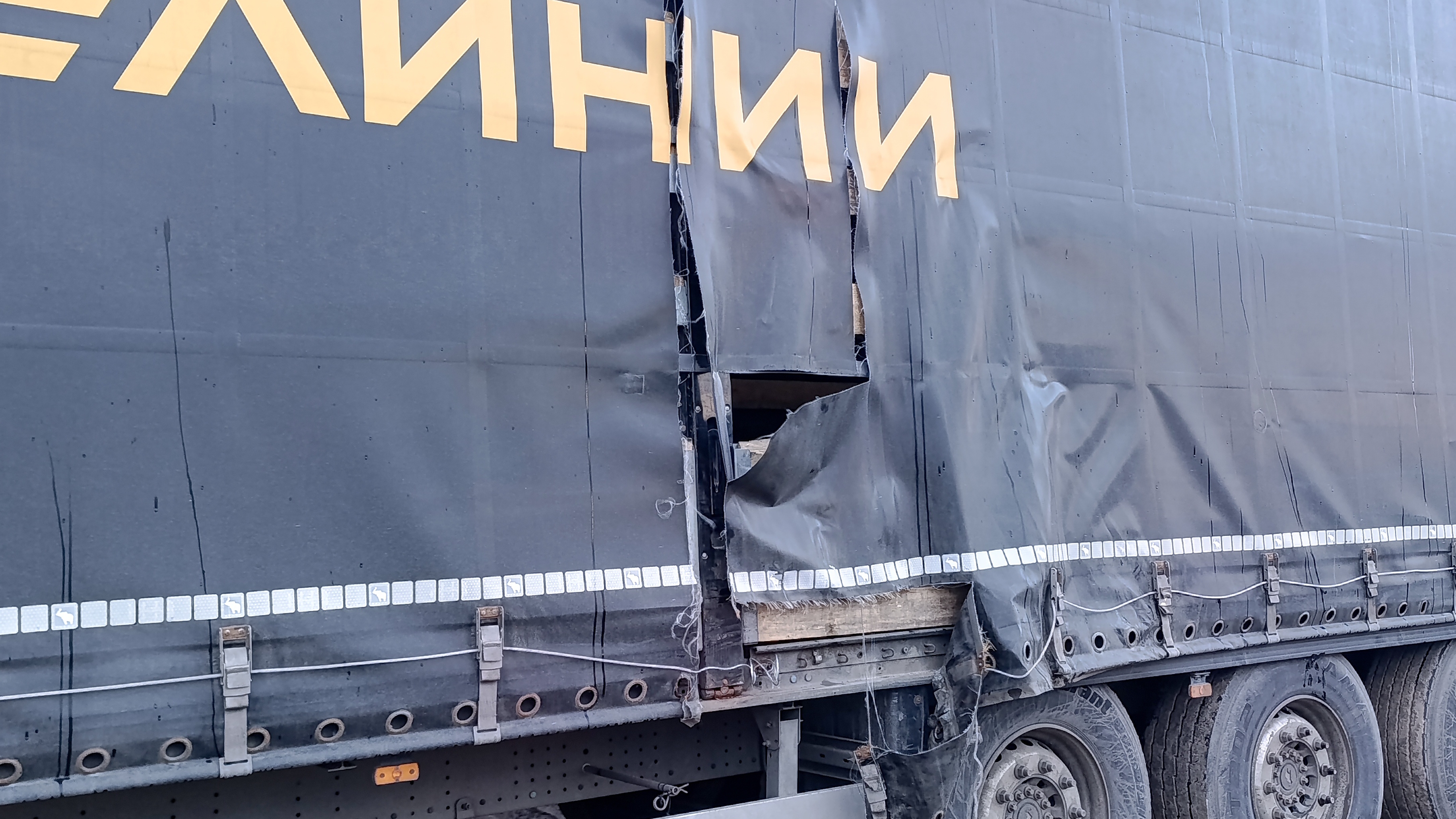 На стоянке случилось ДТП с моим прицепом. Зацепил другой прицеп. Первый раз по трассе М 12. смотреть онлайн