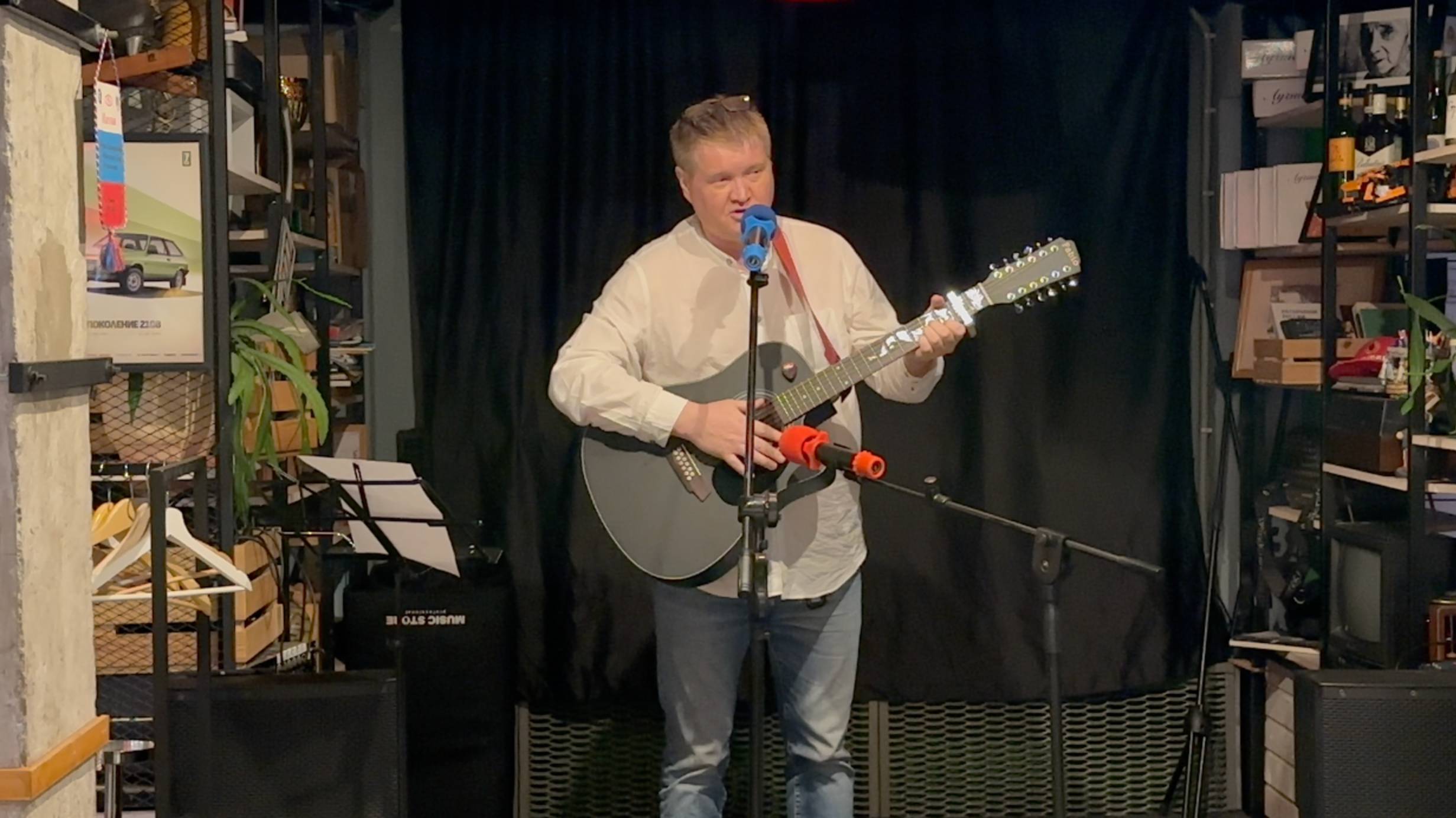 Болгов Евгений читает свои стихи и поёт песню на стихи Павла Вершинина.