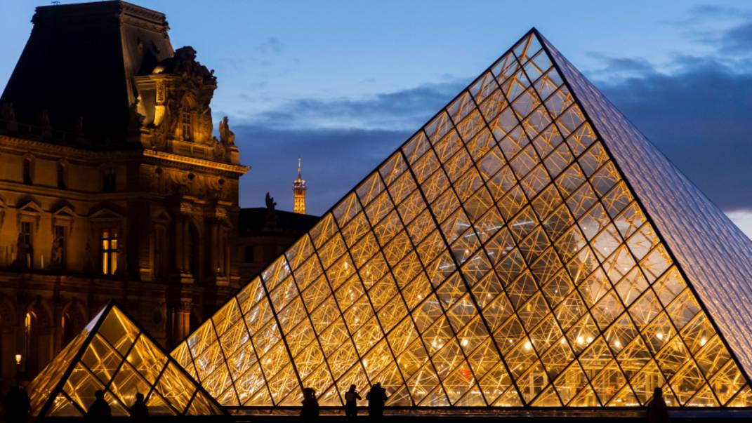 Историческое унижение: у французов исчезает доверие к властям после кражи в Лувре