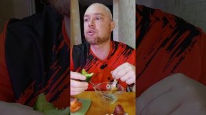 Греча с куриной ножкой из духовки. Огурец и помидор. Ням-ням. Всем мира и добра