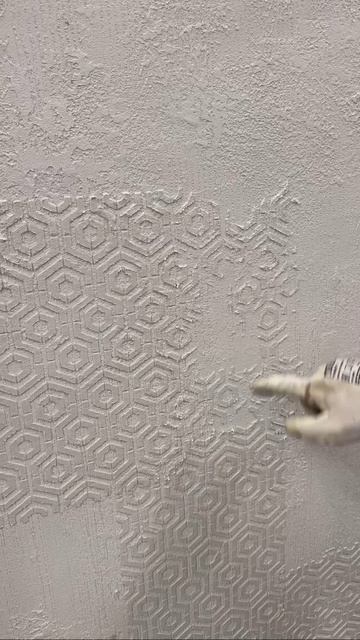 Объясняю участнице мастер-класса, как и почему так наносить трафаретный узор смотреть онлайн