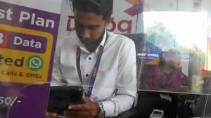 Аэропорт Коломбо, меня ем доллары на рупии, покупаем сим-карту.