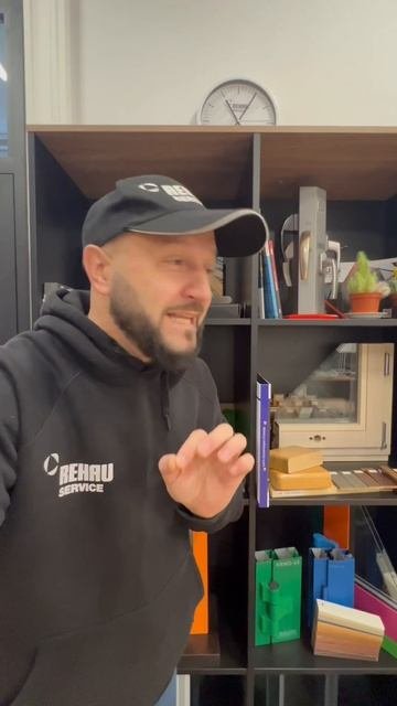 Какой секрет таит в себе черный кожаный диван в нашем офисе?