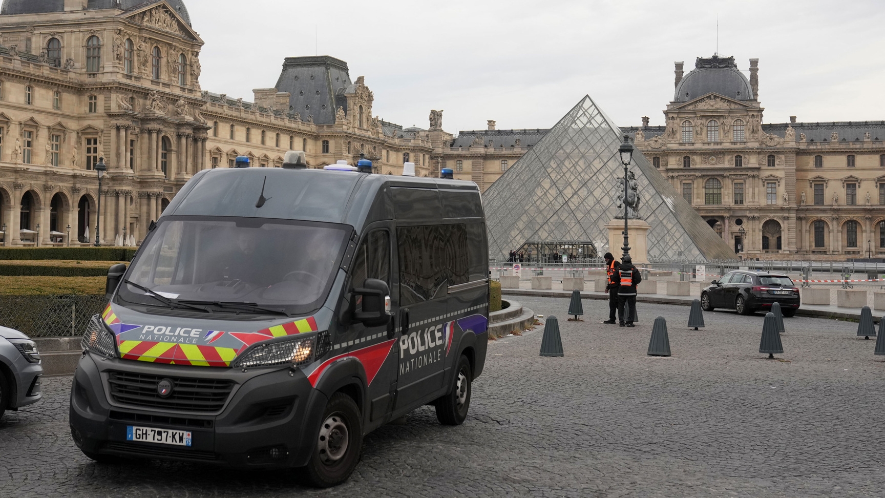 Лувр, не откроется, в понедельник, после ограбления смотреть онлайн