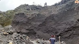 Строительство, шахтёры сбивают камни со стен карьера