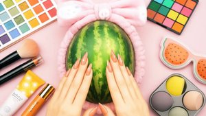 Мультики для девочек. Красивый макияж на арбузе 🍉.  Смотреть онлайн мультики для детей и малышей.