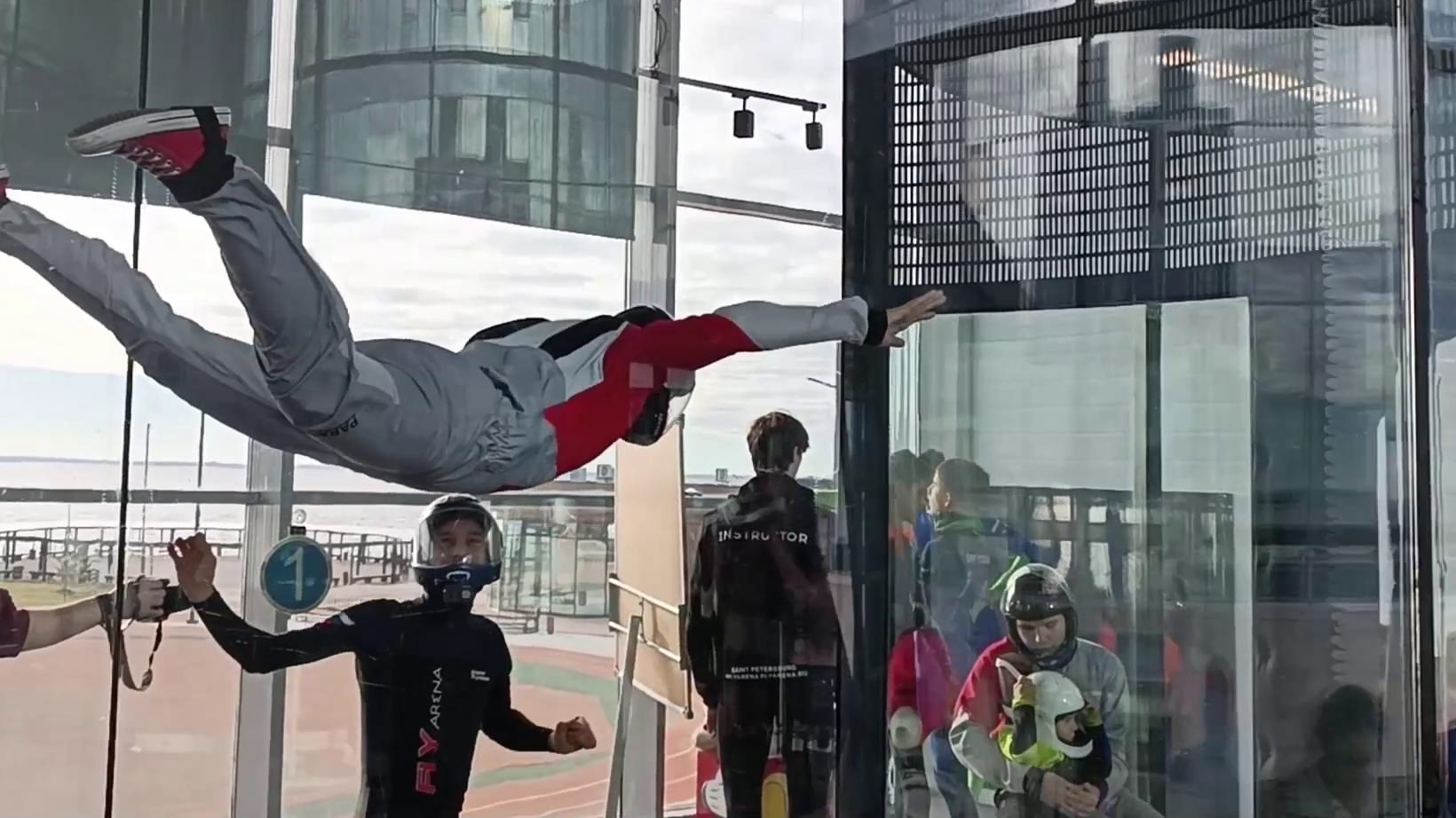 Полет в Аэротрубе смотреть онлайн