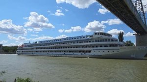 Пассажирский теплоход МАКСИМ ЛИТВИНОВ на ВДСК