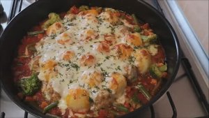 Вкусный ужин с картофельными и мясными шариками с овощами. Ужин из фарша с картошкой
