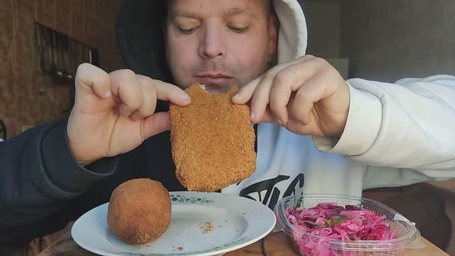 ОБЖОР винегрет и котлетки/мукбанг/завтрак/еда на камеру