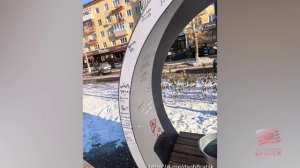 Неизвестные разрисовали скамейки на пешеходной зоне Кирова в Братске