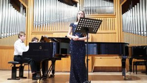 Екатерина Бабич исполняет романс «Молодая пташечка». Фортепиано — Сергей Султан