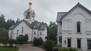 Церковь Воскресения рядом с мемориальным комплексом КАТЫНЬ в Смоленске.