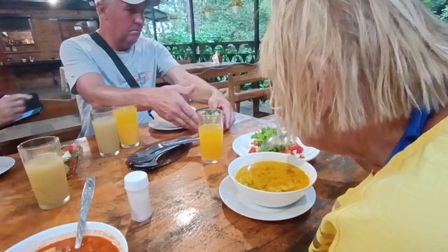 ОБЕД В КАФЕ В ПИЦУНДЕ смотреть онлайн