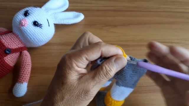 Зайчик в ботиночках ч.2.Вяжем тело. смотреть онлайн